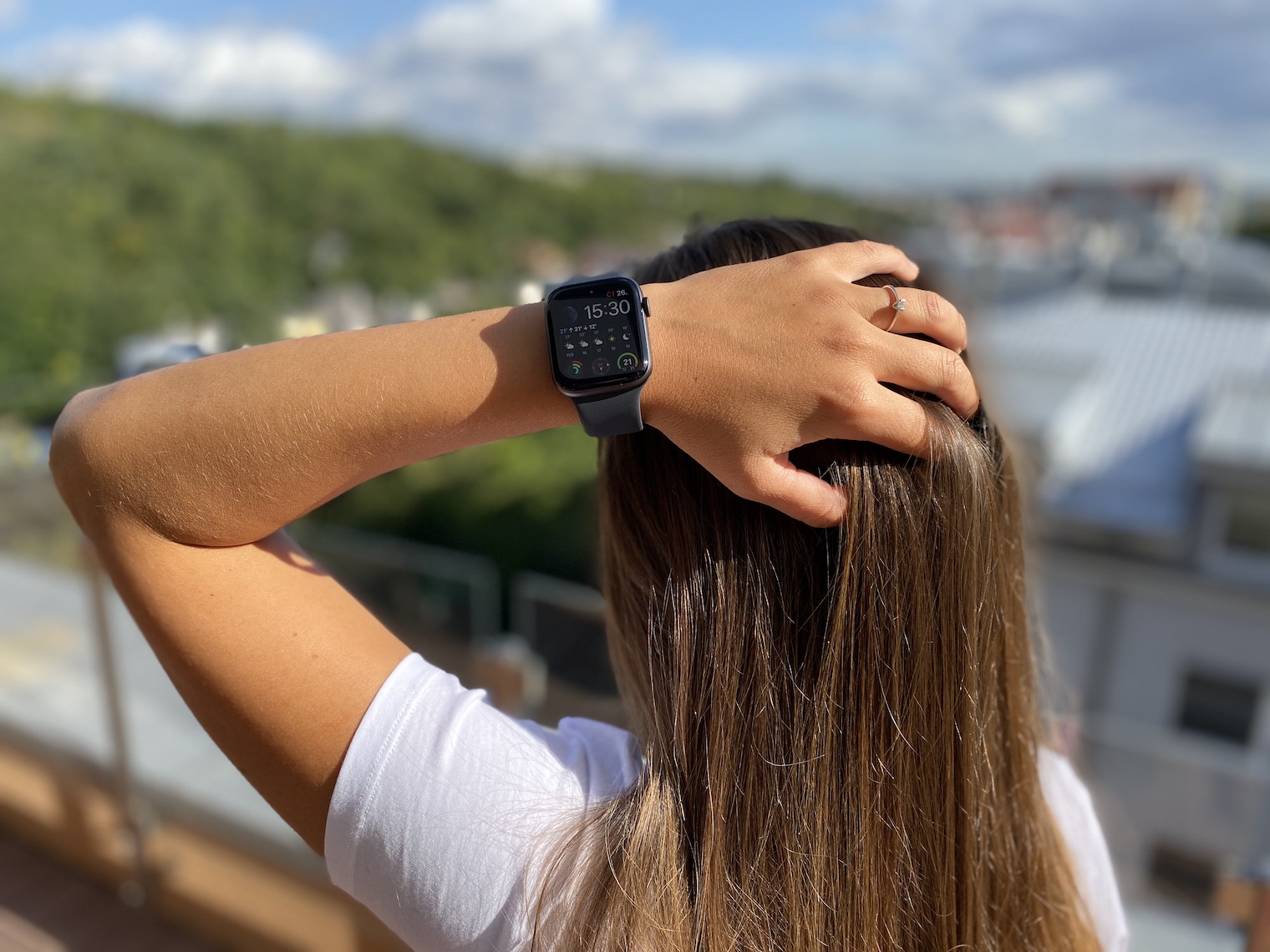 Apple watch фото на руке женской руке