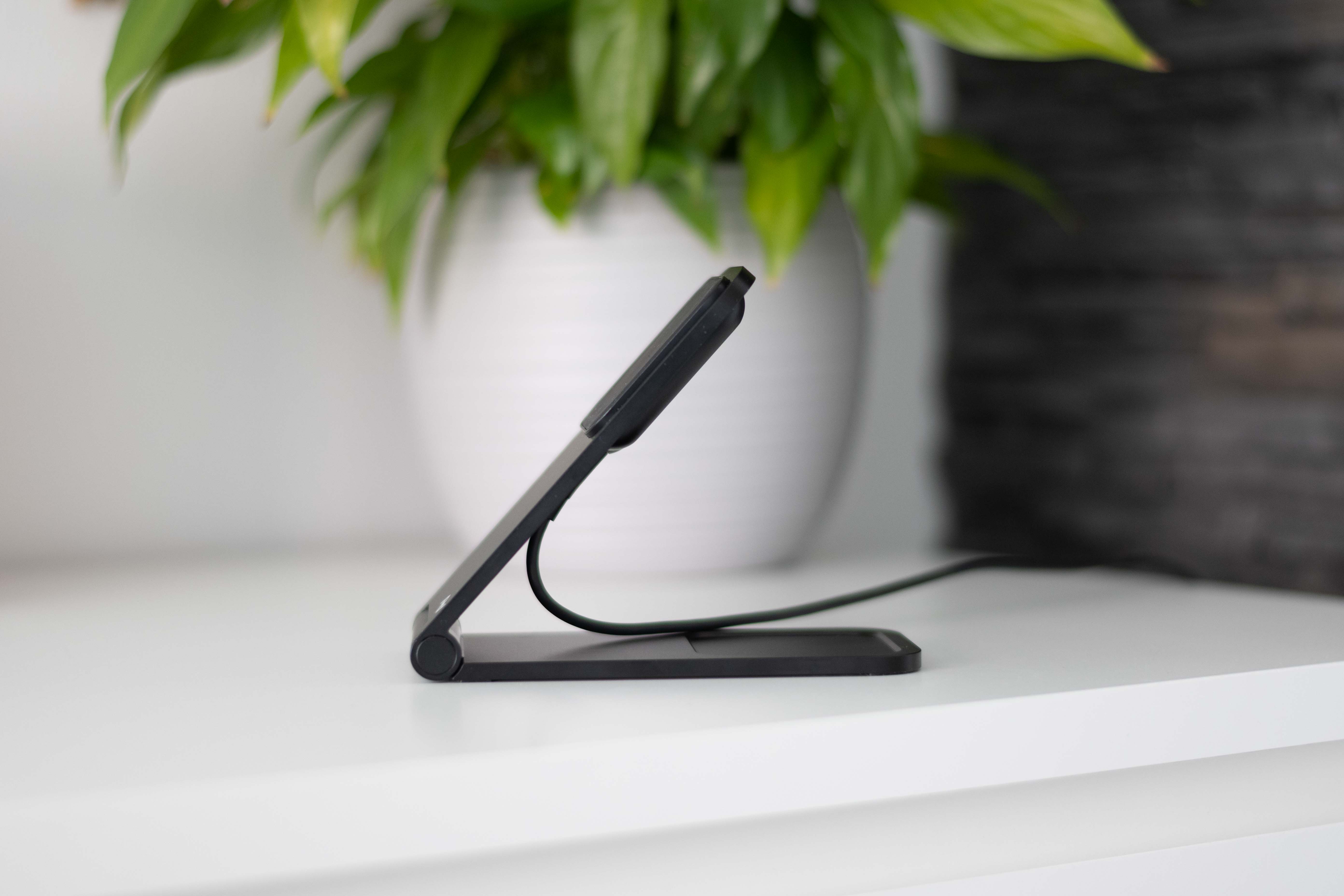 Recenze Peak Design Wireless Charging Stand Apple Mezi Bezdr Tov Mi Nab Je Kami Letem Sv Tem