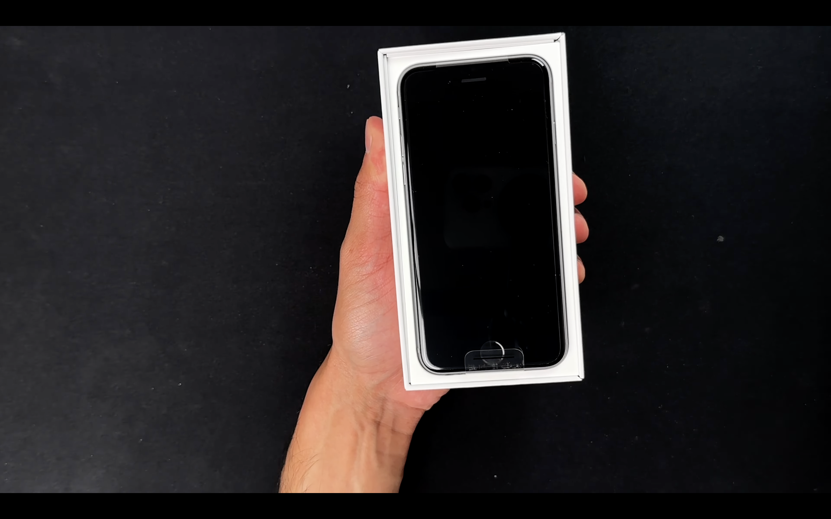 Připomeňte si unboxing a první zapnutí iPhonu 6